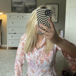 Mönstrad skjorta blus - Blus/ skjorta i rosa/orange/vit mönster. Så unik och fin, älskar den. Uppskattar till S