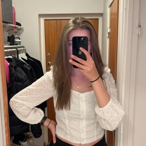 Blommig blus - Vit blommig blus från NewYorker🤍 Fins skick då den endast är testad, aldrig använd🙏 