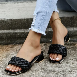 Sommar sandaler - Säljer dessa skitsöta somriga sandaler med liten klack, använda fåtal ggr så säljer vidare i jättefint skick! Passar en 38