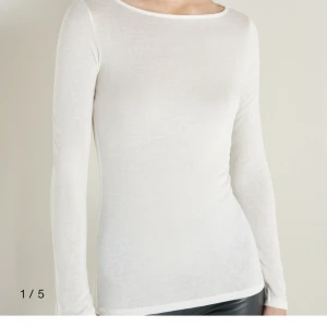 Vit genomskinlig tröja🤍🤍 - Typ en intimisimi tröja men denna är från Zalando, jättefin🤍🤍fint skick och knappt använd🤍🤍