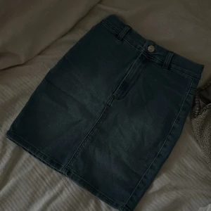 Jeans kjol - Säljer denna fina jeans kjolen i storlek xs. Säljer för jag inte använder den, använt typ en gång