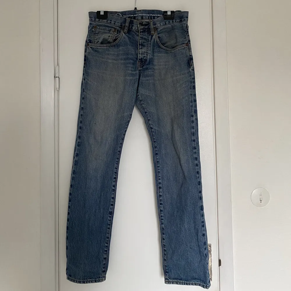 Säljer dessa lågmidjade raka jeans som är i jättebra skick. Jeansen är från j.Lindberg och är i storlek 29 men är ganska små i storleken. . Jeans & Byxor.