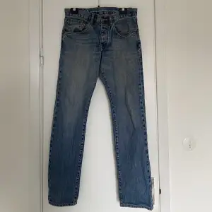 Säljer dessa lågmidjade raka jeans som är i jättebra skick. Jeansen är från j.Lindberg och är i storlek 29 men är ganska små i storleken. 