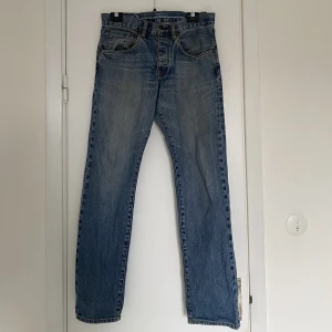 Lågmidjade jeans - Säljer dessa lågmidjade raka jeans som är i jättebra skick. Jeansen är från j.Lindberg och är i storlek 29 men är ganska små i storleken. 