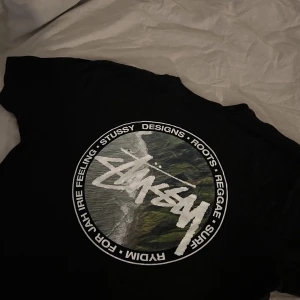 Stussy Tee - Tjena! Säljer min otroligt snygga Stussy Tee som köptes i sommars!  Användt, men använts varsamt 😁  Kvitto finns! 