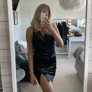 Satinkjol  - Snygg satinkjol med slits i storlek S💓 kan bäras lågmidjad eller lite högre🫶🏼