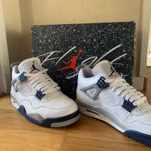Jordan 4 Midnight Navy - oanvända  storlek 42