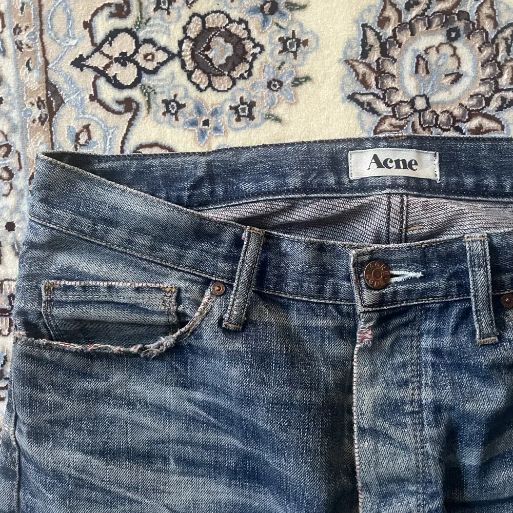 Acne byxor med as fin wash. Perfa för sommarn. 90/00 tal. Pris kan diskuteras. Jeans & Byxor.