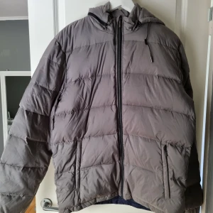 Herrjackor - Henri Lloyd - Herrjacka från Pinewood storlek M - använd några få gånger, väldigt fint skick Jacka från Henri Lloyd storlek XL - Använd några gånger , väldigt fint skick. Köpt för 3500 säljes för 500 kr eller accepterat bud.