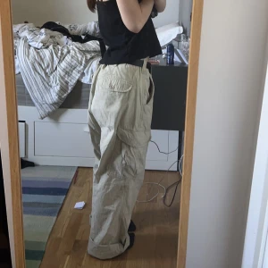 baggy cargo pants - skitsnygga baggy cargo byxor, inga defekter💗
