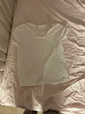Vit V-ringad t-shirt - Skön, killmodell men har passat mig. 