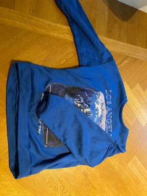 Blå hoodie från shein  - Los angels hoodie från shein. Nästan ny Axelbredd 50cm längd 60 cm 