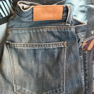 Acne jeans till salu - Använda men i fint skick! Lite tajta för sin storlek men väldigt goa! 