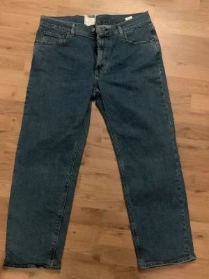 Oanvända blåajeans - Aldig använt