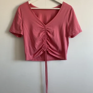 Rosa topp från Shein - Rosa topp från Shein. Helt oanvänd i nyskick. Storlek L, säljer för 20kr.