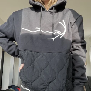 Hoodie  - Hoodie från karlkani. Helt ny med prislapp kvar 