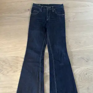 Jättefina blåa bootcut lee jeans från 90talet i bra skick!