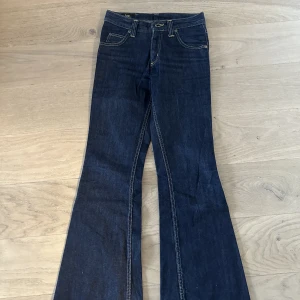 Mörkblåa bootcut lee jeans - Jättefina blåa bootcut lee jeans från 90talet i bra skick!