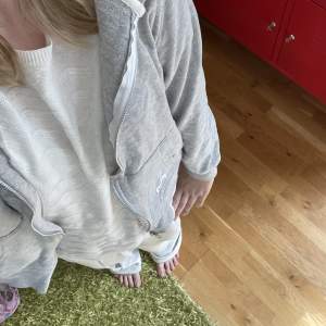  en zip up hoodie i grå i storlek small du står för frakten