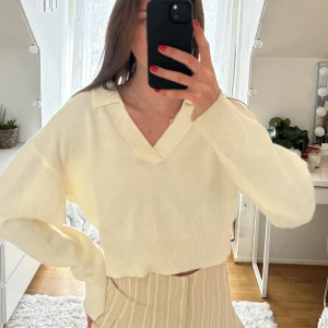 Tröja - Vit bomullströja från HM devided i storlek M! Superskön och fin, passar nu till lite kalla sommarkvällar!