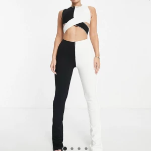 Byxor - As coola byxor i halv vitt och halv svart, från Naked Wardrobe. Jätte skönt och stretchigt material, säljer för 450kr ordpris 740kr !!Aldrig använda!!