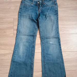 Säljer ett par lågmidjade bootcut miss sixty jeans i stl 25 på grund av att de är för små🥲 de har tyvärr en liten fläck på knät men det är inget som man lägger märke till!😅