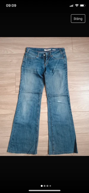 Miss sixty jeans - Säljer ett par lågmidjade bootcut miss sixty jeans i stl 25 på grund av att de är för små🥲 de har tyvärr en liten fläck på knät men det är inget som man lägger märke till!😅
