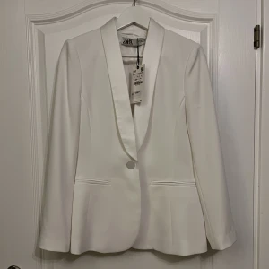 Kavaj/blazer  - Vit kavaj från Zara. Oanvänd. Lapp finns kvar. Nypris 799kr. Köparen står för frakten 