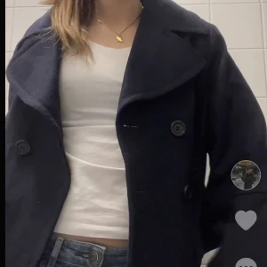 Kappa - Kollar intresset på min jätte fina nästan oanvända kappa, som liknar design by si kappan. Den är mörkblå och har inga defekter, så gott som ny enligt mig!💖Jag som brukar ha S/M i jackor tycker att den kan sitta lite oversized, men inte mycket.