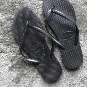 Svarta sandaler  - Svarta flipflops från Havaianas, bra skick men lite skitiga på undersidan så därför bra pris. Perfekt inför kommande sommaren!