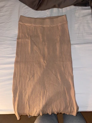 Beige midi kjol  - Sparsamt använd