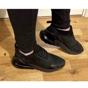 Svarta 270  - Skor som inte kommer till användning. Knappast  