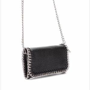 Tiamo Väska - En superfin Tiamo väska i fakeläder & silverkedja. Använd men i mycket fins skick.