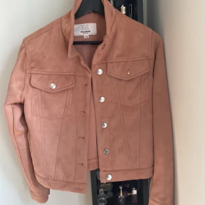 Cropped oversize jacka  - Croppad jacka oversized, Baby rosa från pull & bear som en jeansjacka , nyskick! 