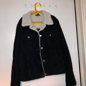 Fluffig jacka - Svart manchester jacka med vit fluff inuti. Varm och skön