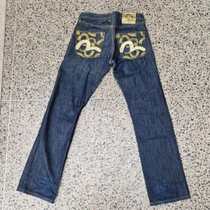 Evisu 32/34 - Sparsamt använda och i mycket fint skick. Se mina övriga annonser.