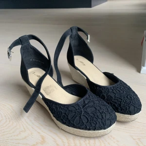 Klackskor svarta - Säljer dessa skorna med kil-klack, har blivit för små för mig 💜 använda några gånger men i jättebra skick. 