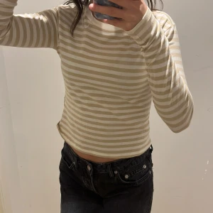 Randig tröja - Jätte söt randig tröja som jag aldrig använt nästan för de va riktigt inte min stil men super söt från hm bra skick