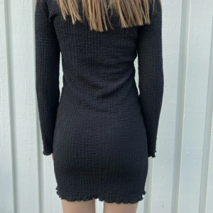 Festklänning - Svart klänning i skönt och stretchigt material, storlek S men passar troligen även XS och M👌🏼använd 2ggr av mig så i bra skick!
