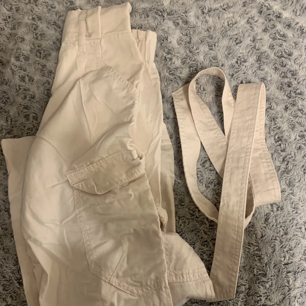 Säker dessa linne likande cargo byxorna från H&M storlek 34, man för även med ett skärp till. Säljer då de blivit för korta för mig. Skriv för mera bilder eller frågor💗Pris kan alltid diskuteras🤩. Jeans & Byxor.