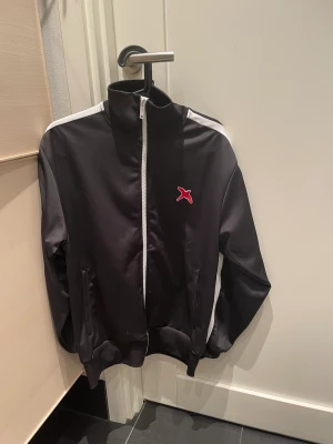 Axel arigato zip hoodi - Väldigt bra skick använd max två gånger ja säljer denna för att den ä stor för mig och behöver pengar. Den sitter bra och är väldigt skön  och ha på sig nypris 1600