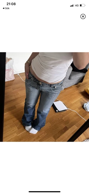Low waist jeans - Ursnygga lågmidjade jeans💓köpte här på plick men tyvärr för stora för mig, storlek 32 i midja, längd står ej (lånade bilder) Är 166!!