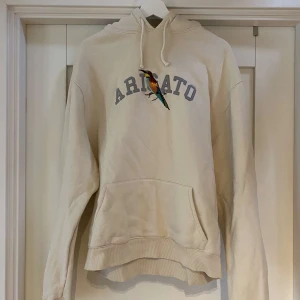 Arigato Hoodie🤍 - Väldigt bra skick, mest legat i garderoben!🤍 