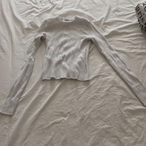 Långärmad tunn tröja 129kr+frakt - Långärmad tunn tröja. Storlek S men väldigt liten i storleken. Säljes pgd av för liten. 