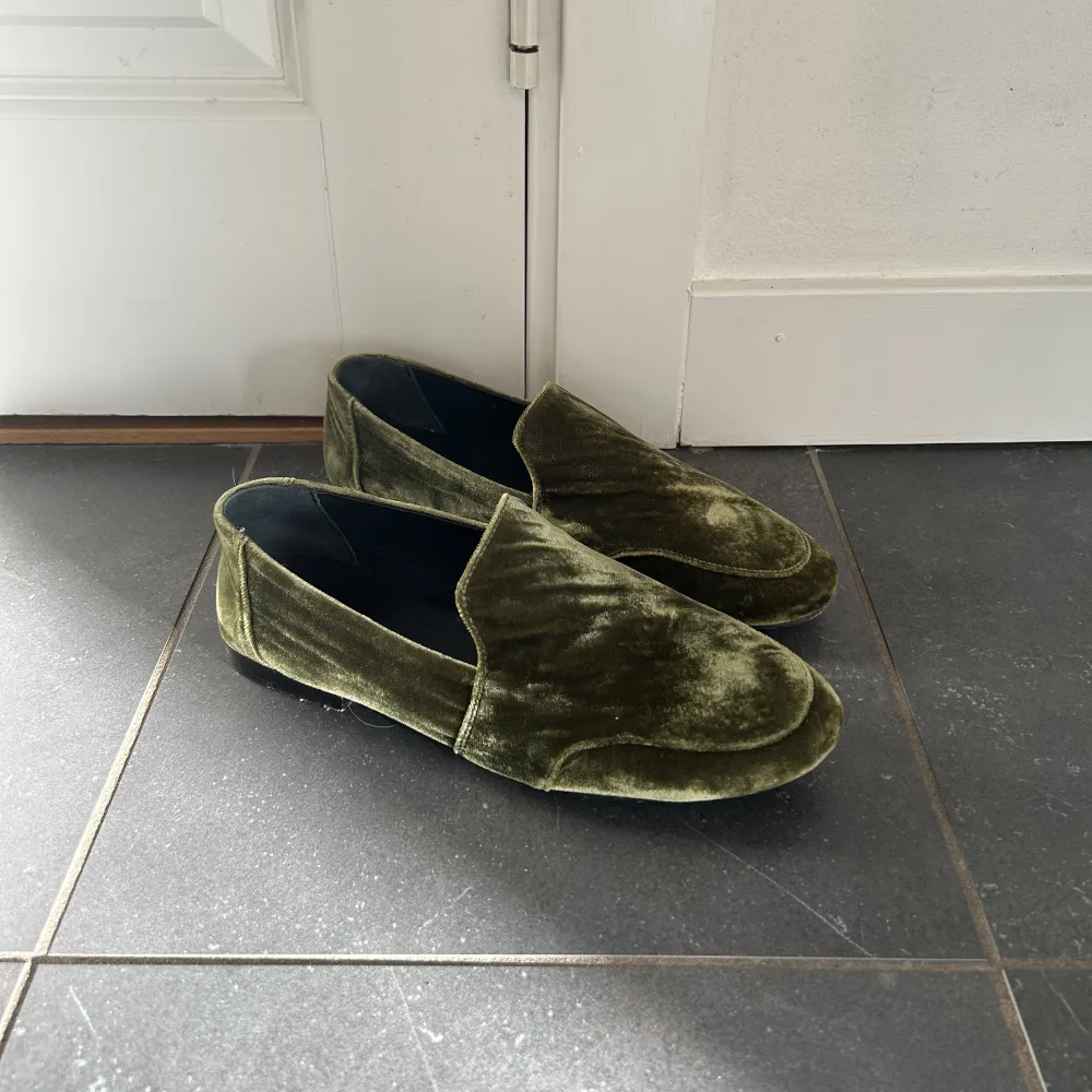 Säljer dessa såååååå coola loafers i grönt sammet😍😍😍😍köpta på Plick, men i grunden från cos! Tyvärr för små på mig.. Skor.