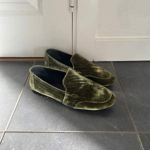 Säljer dessa såååååå coola loafers i grönt sammet😍😍😍😍köpta på Plick, men i grunden från cos! Tyvärr för små på mig.