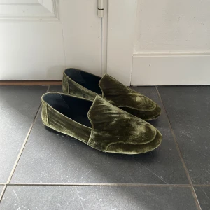 Loafers  - Säljer dessa såååååå coola loafers i grönt sammet😍😍😍😍köpta på Plick, men i grunden från cos! Tyvärr för små på mig.