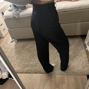 Randiga kostymbyxor  - Mörkblåa randiga kostymbyxor i storlek 32. Skitsnygga! 