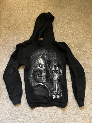 Hoodie med tryck - Cool hoodie med dödskallar, köpt på plick så vet inte märke eller storlek men passar på mig som oftast har xs, inga snören, fint skick:)