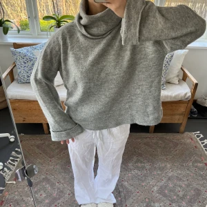 Grå stickad tröja  - Ljusgrå stickad tröja ifrån h&m o storlek L men passar annars oversized som jag har den!🖤